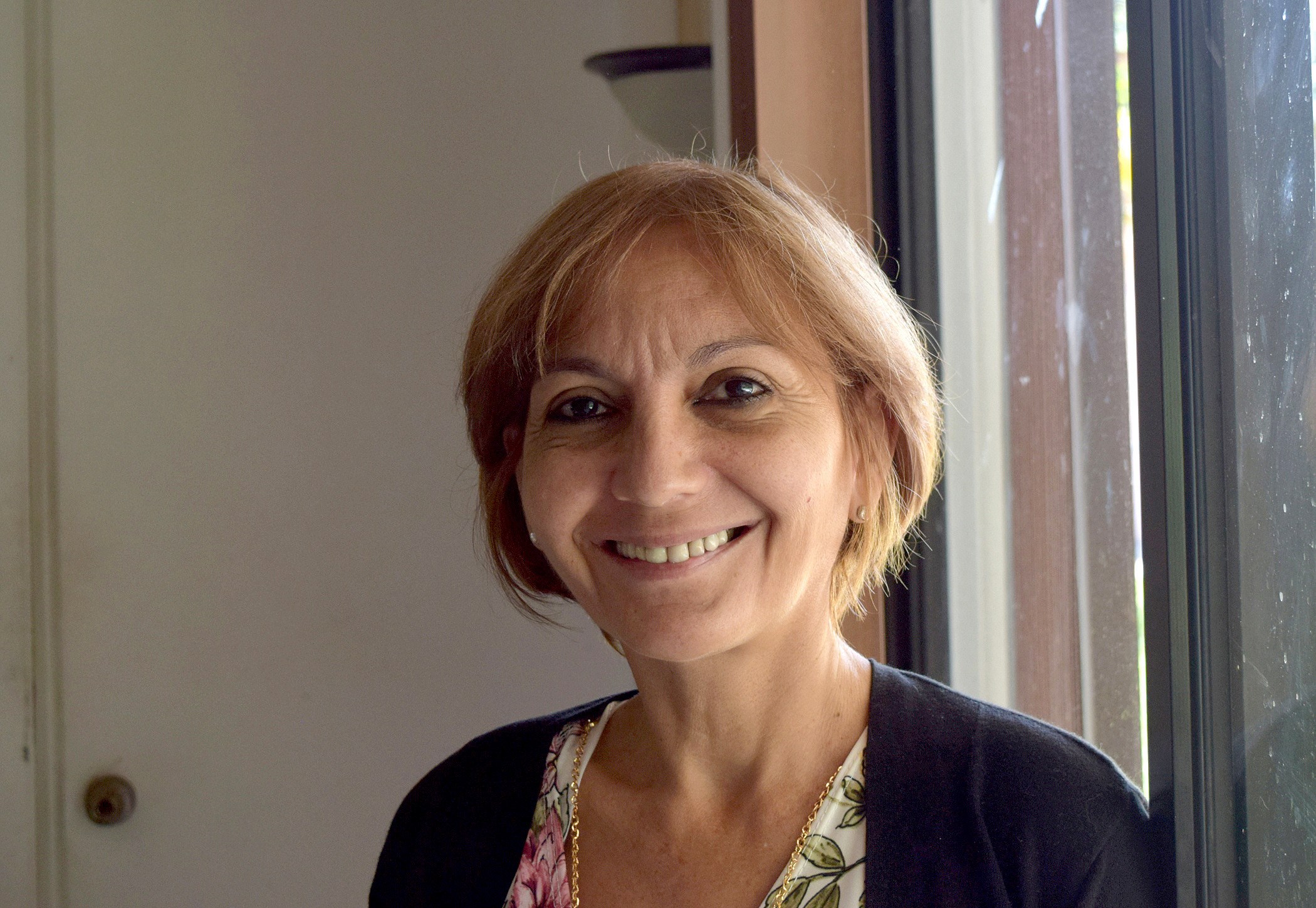 Alamar, el barrio más simbólico de la revolución cubana convertido en novela Fotografía fechada el 17 de mayo de 2019, que muestra a la escritora cubana Verónica Vega mientras posa en entrevista con Efe, en Miami, Florida (EE.UU.). EFE