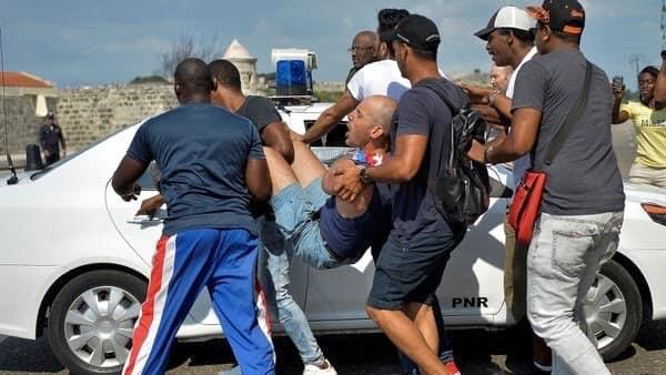 Detención violenta de Ariel Ruiz Urquiola