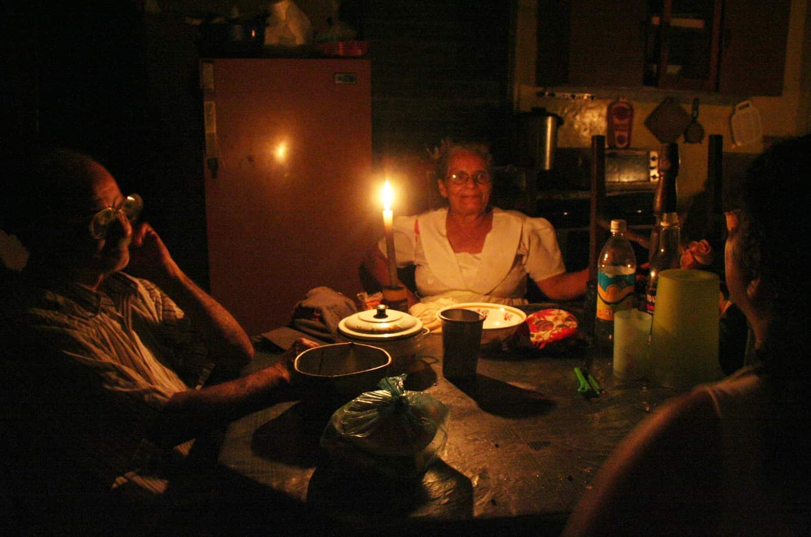 Ancianos comen en medio de apagón en Cuba