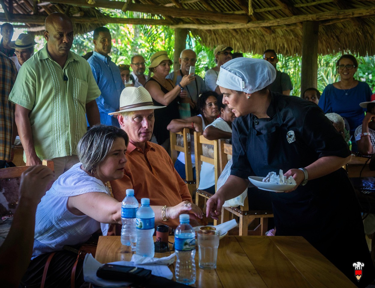 Diaz Canel y su esposa
