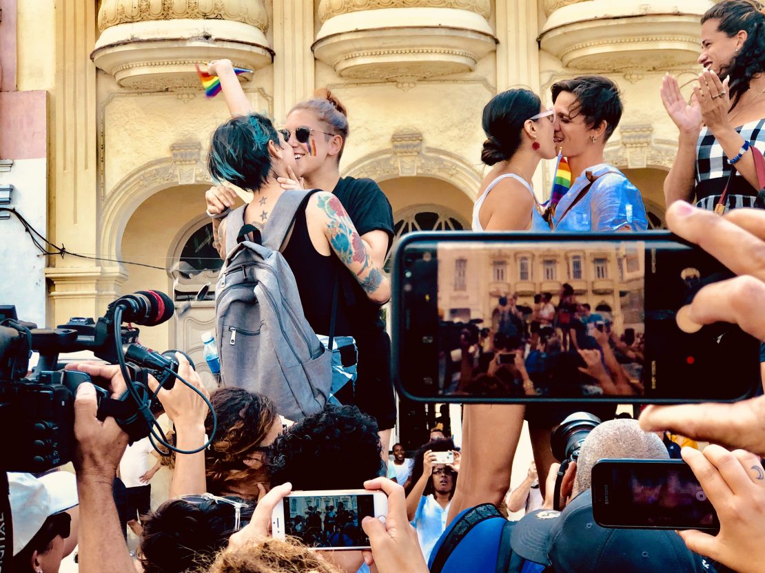 Cuando la policía detuvo la marcha al final de El Prado algunos participantes improvisaron una besada pública. Foto: YucaByte