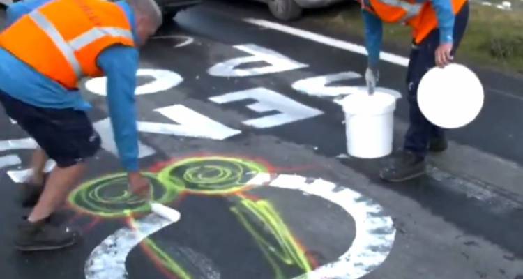 Operarios intervienen los grafitis