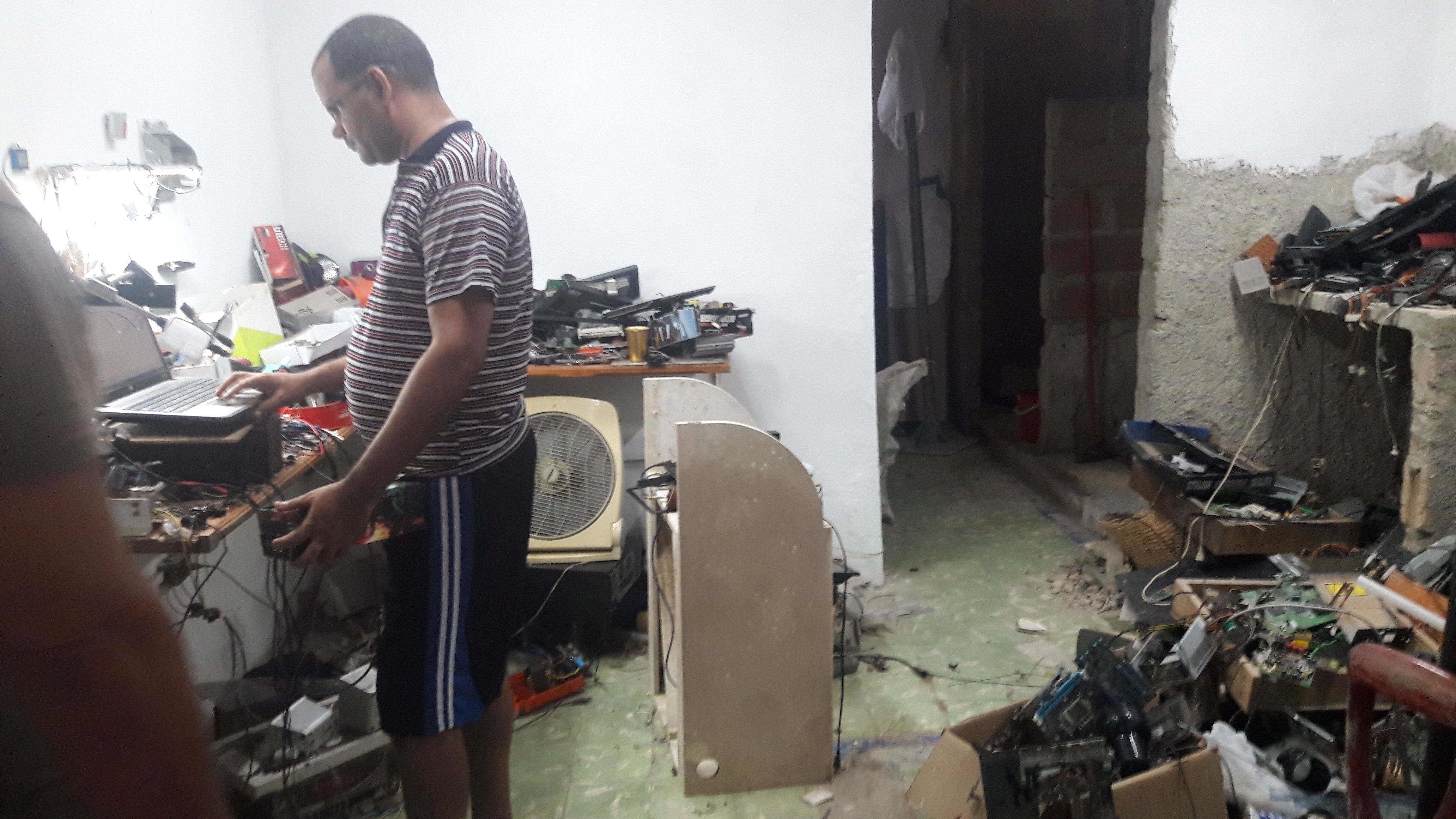 "El Taco" en su taller de reparación en Cuba. /Foto: Francisco Correa. ADN CUBA
