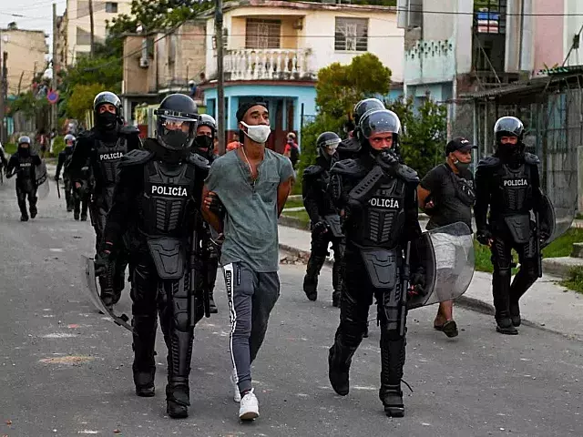 Nada justifica que la ley o las normas de convivencia pacífica y civilizada sean violadas por aquellos mismos que tienen la responsabilidad de aplicarlas