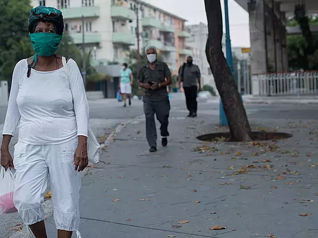 Cuba reporta 957 casos y una muerte por COVID