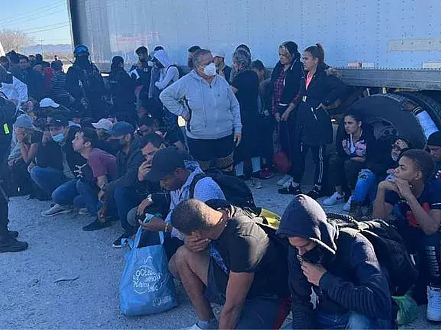 Detención de migrantes cubanos en tráiler