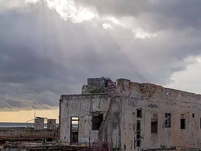 Rayos de sol entre tormenta sobre ruina en La Habana. Foto: ADN Cuba