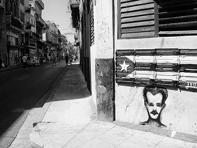 Imagen de Martí y bandera cubana en Calle de La Habana