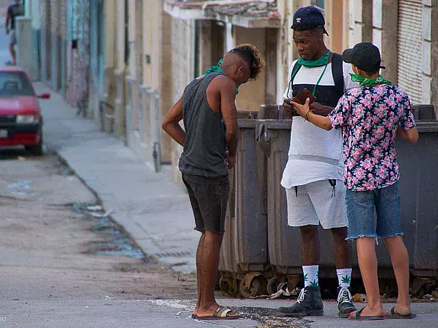 Cuba reporta 695 casos de COVID y dos muertes