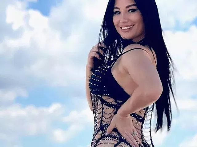 Actriz Heydy González presume su figura en playa de Miami