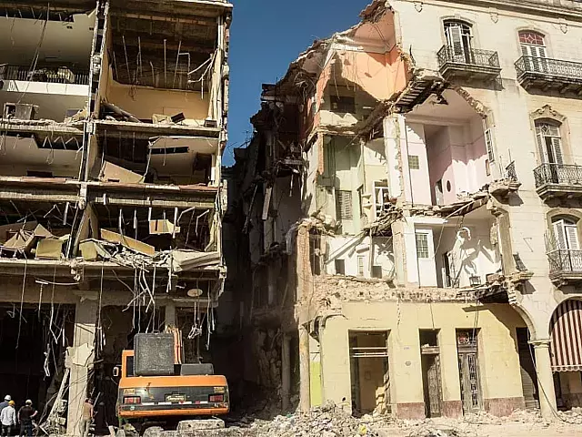 Destrucción en Hotel Saratoga y edificio aledaño.