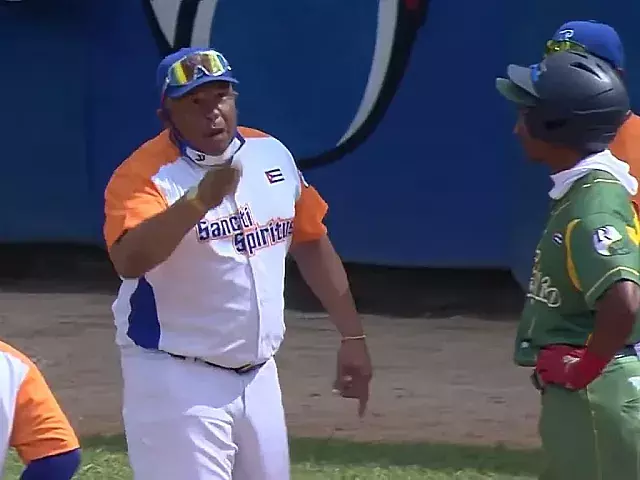 Eriel Sánchez discutiendo con Juan Carlos Arencibia. Foto: Captura de pantalla