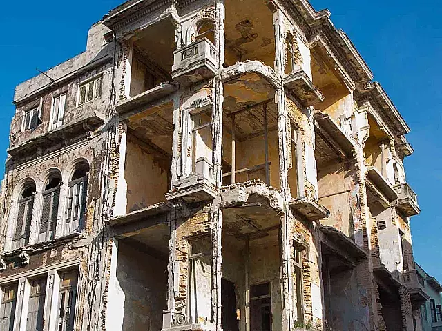 Ruinas de edificio habitado en La Habana. Foto: ADN Cuba