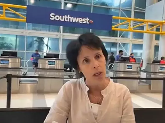 Omara Ruiz Urquiola en el aeropuerto internacional de Fort Lauderdale. Captura de pantalla