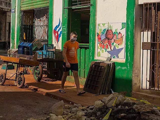 Niño camina entre escombros en calle de La Habana, Cuba. Foto: ADN Cuba