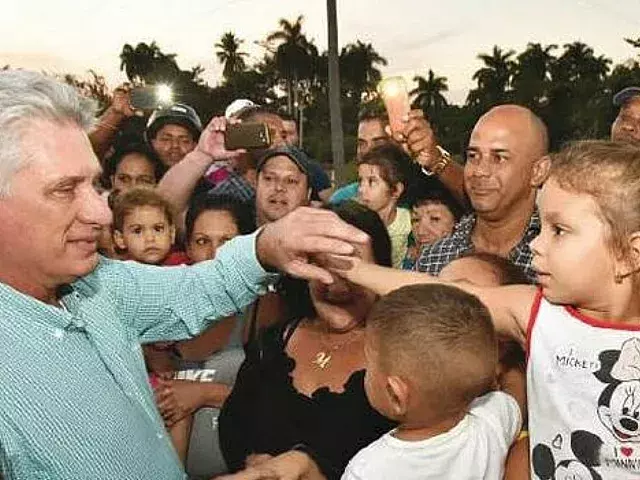 Díaz-Canel saludando a cubanos. Foto: Granma