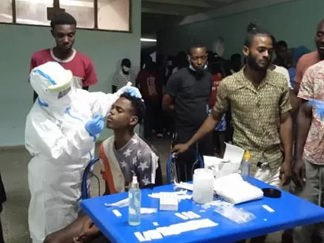 Los migrantes reciben asistencia médica y se les realiza prueba de antígenos para detección de COVID-19. Foto: Foto: Yariel Castillo/Perlavisión