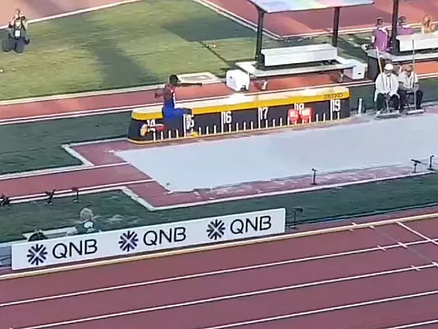 El triplista Lázaro Martínez cometió tres faltas seguidas en la final. Captura de pantalla