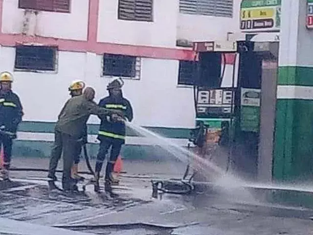 Pipa de combustible se accidenta Santiago