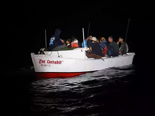 Migrantes cubanos detenidos en alta mar cerca de Florida. Foto: Guardia Costera