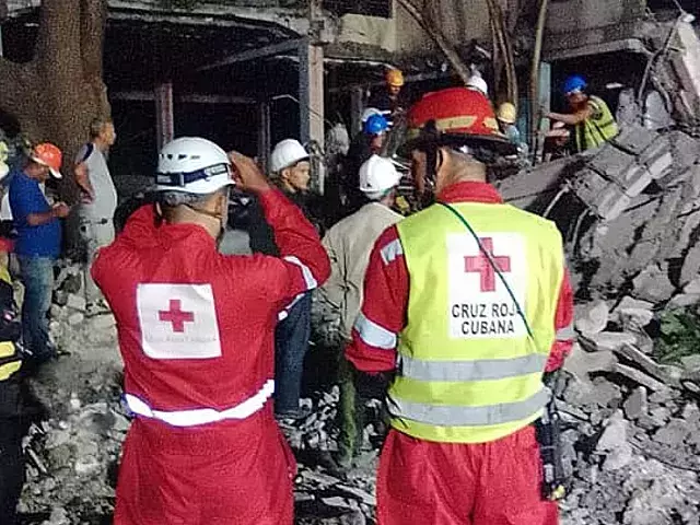 Buscan a persona bajo escombros en derrumbe en Santiago de Cuba. Foto: Aris Arias
