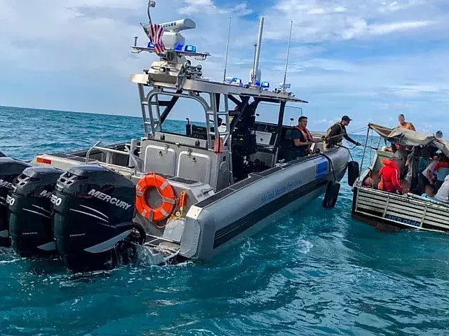 Guardia Costera de EE.UU. durante encuentro con balseros cubanos