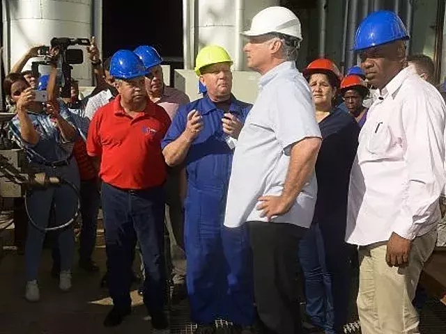 Díaz-Canel en recorrido por central termoeléctrica. Foto: Estudios Revolución