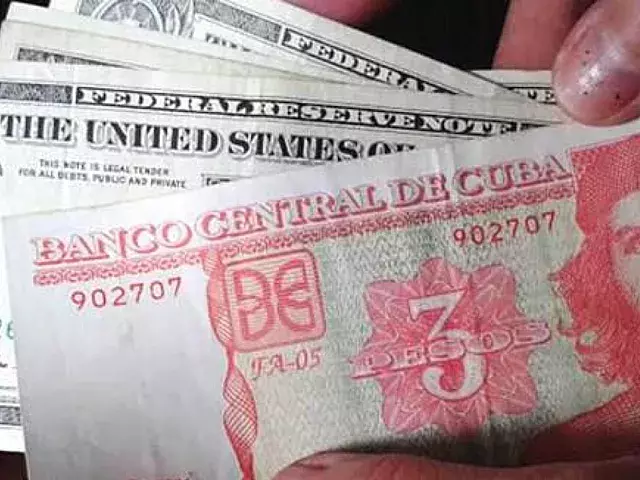 Dólares y pesos cubanos. Foto: Tomada de Granma