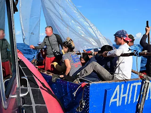 Detienen a migrantes ante avance de huracán