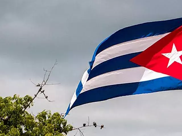 Bandera de Cuba ondeando. Foto: Cubadebate