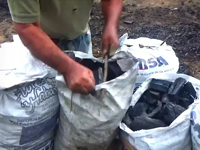 Promueven uso del carbón para cocinar en Cuba ante crisis de apagones