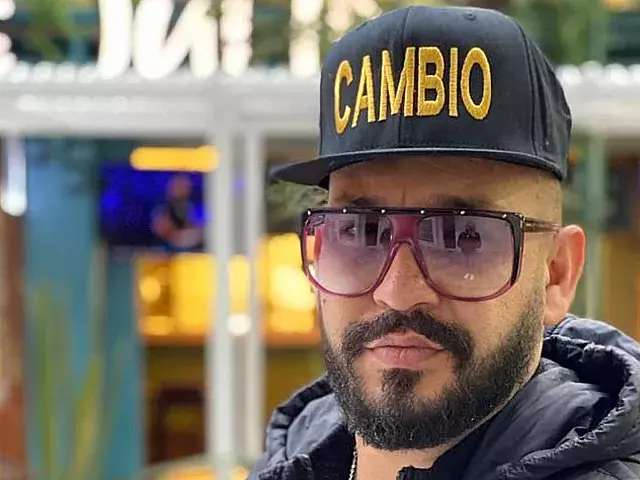 El Niño celebra éxito de su canción censurada