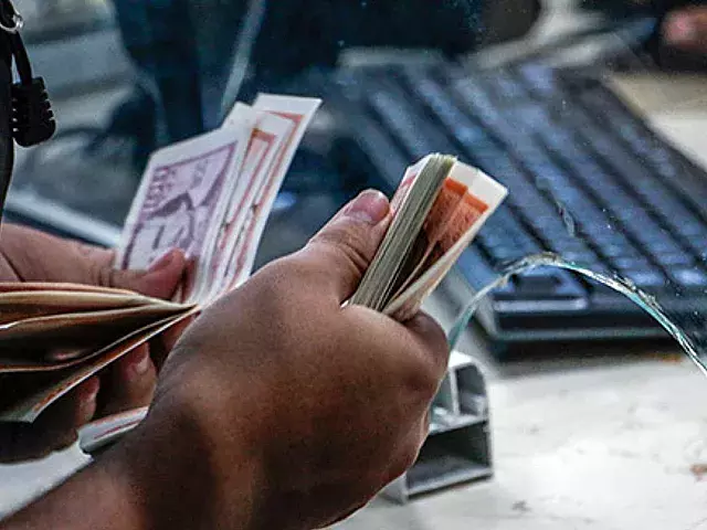 Cubano cambia pesos por dólares en Cadeca estatal. Foto: Cubadebate