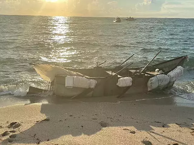 Detienen a 15 cubanos tras llegar en una embarcación a playa de Florida