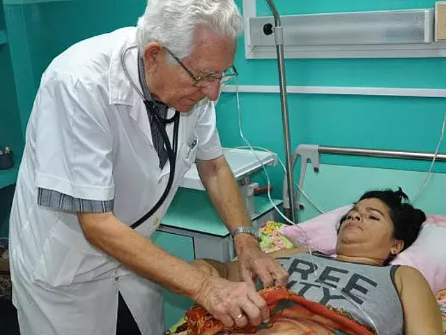 Médico cubano consultando a paciente. Foto ilustrativa. Granma/Efraín Cedeño