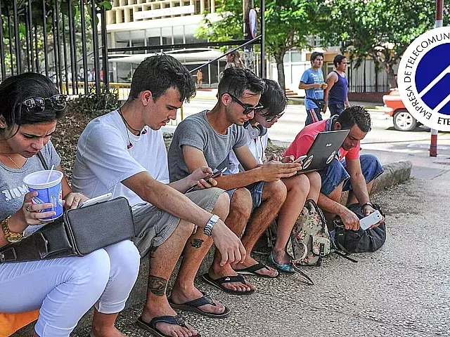 Cubanos se conectan a Internet desde un parque. Imagen ilustrativa