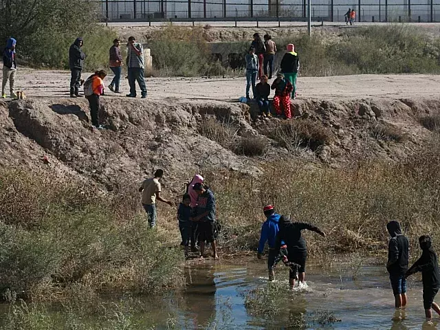 Migrantes cruzan frontera de México con Estados Unidos. Foto: Shutterstock