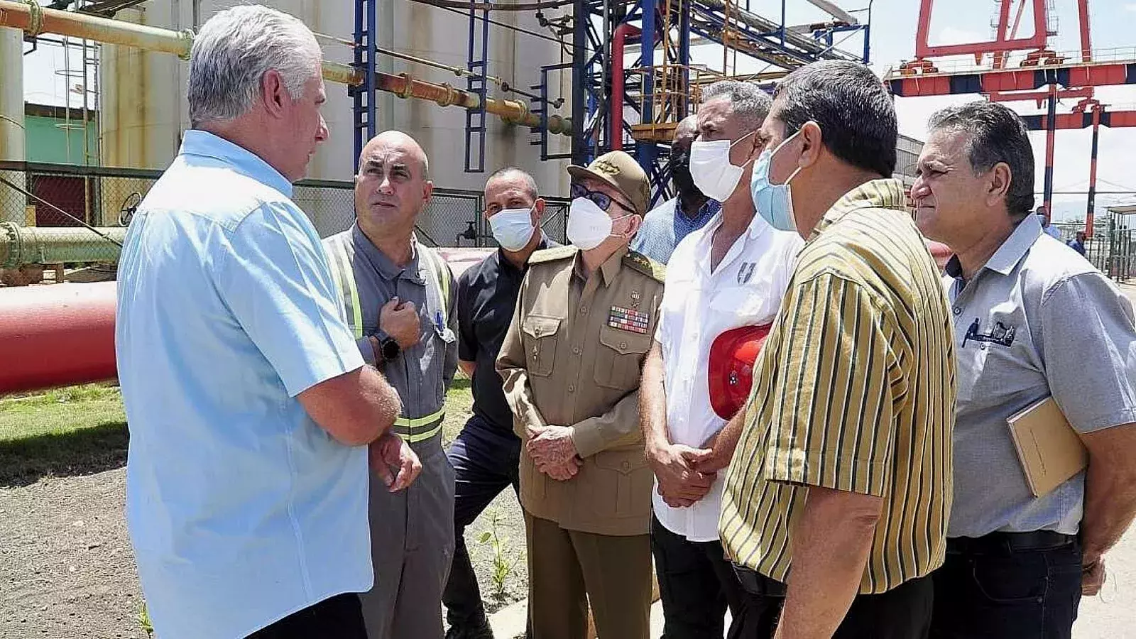 Dirigentes del régimen cubano en termoeléctrica de Felton