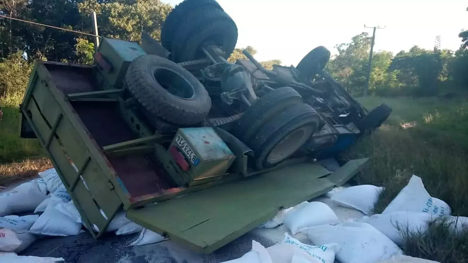 Camión se accidenta en Villa Clara y deja dos heridos