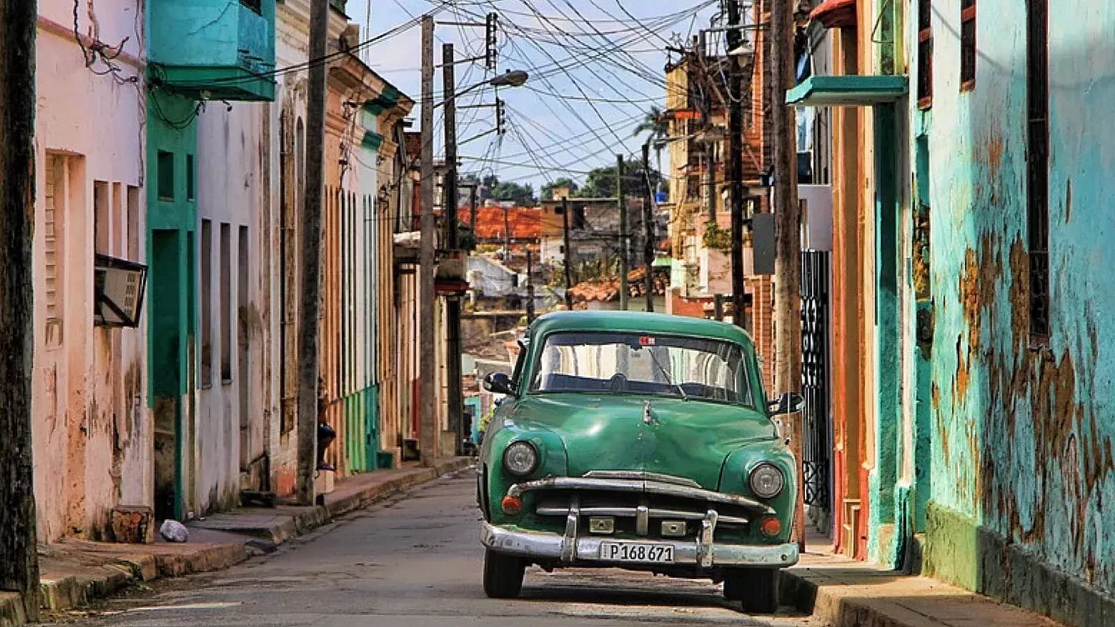 Auto antiguo en calle cubana