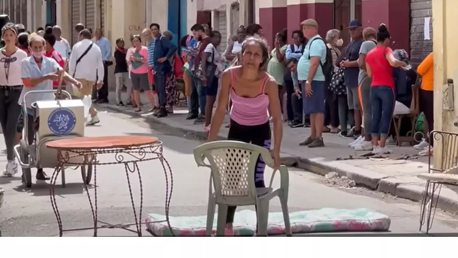 Madre cubana cierra calle en protesta