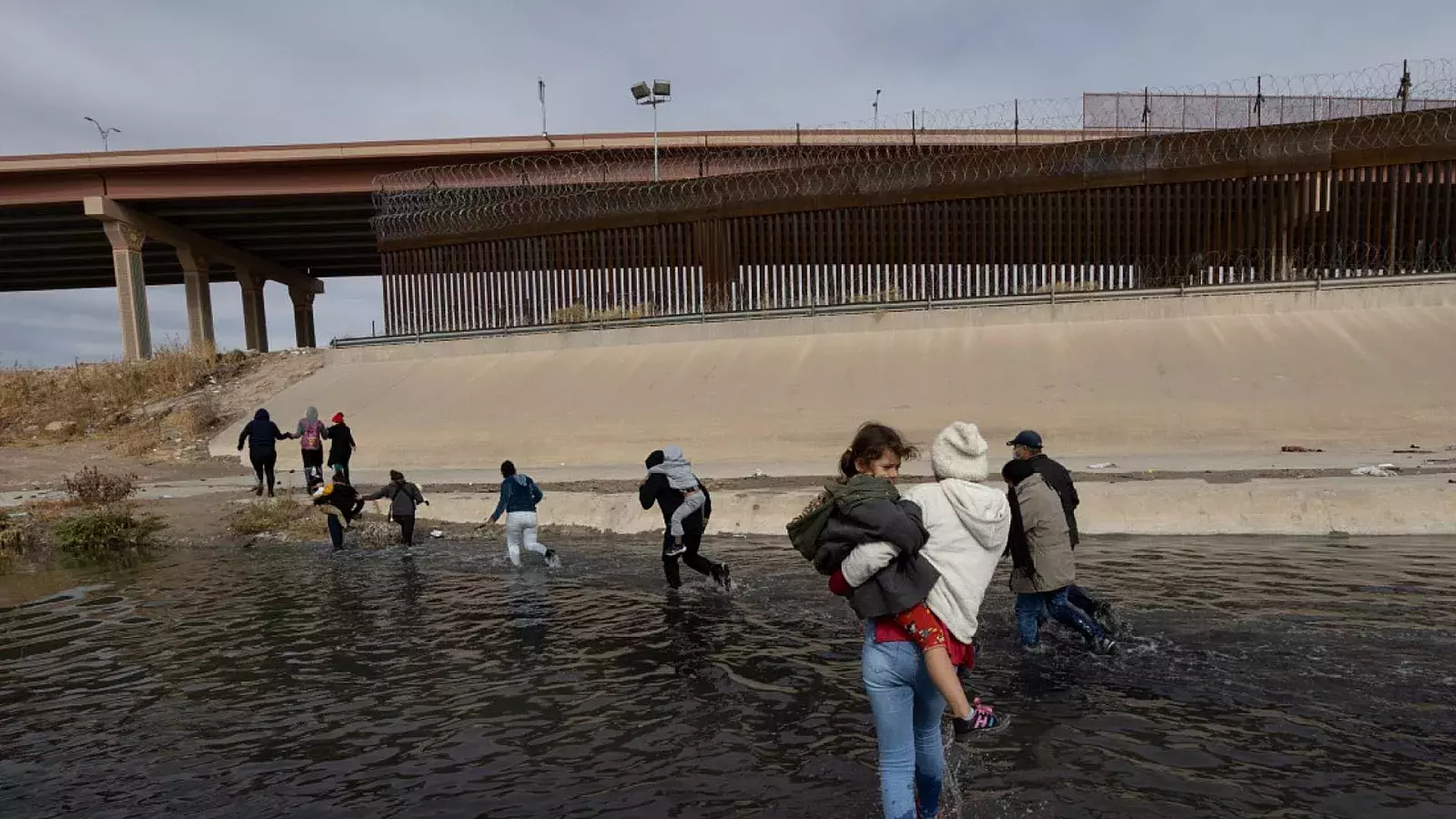 Migrantes cruzan el Río Bravo