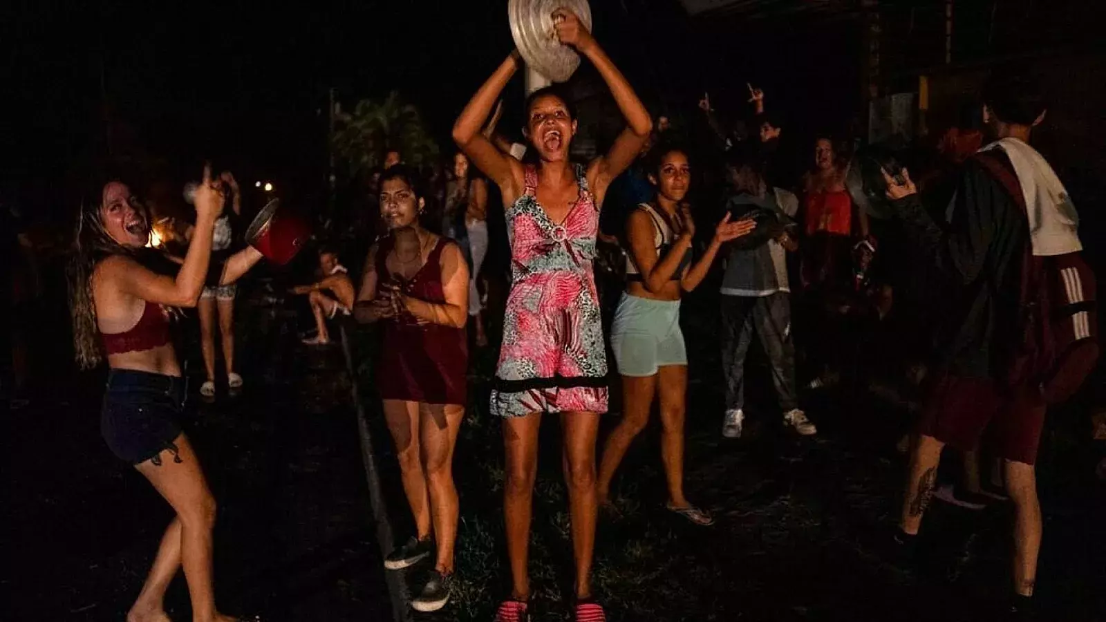 Cubanas protestan luego de 3 días de apagón tras paso del huracán Ian