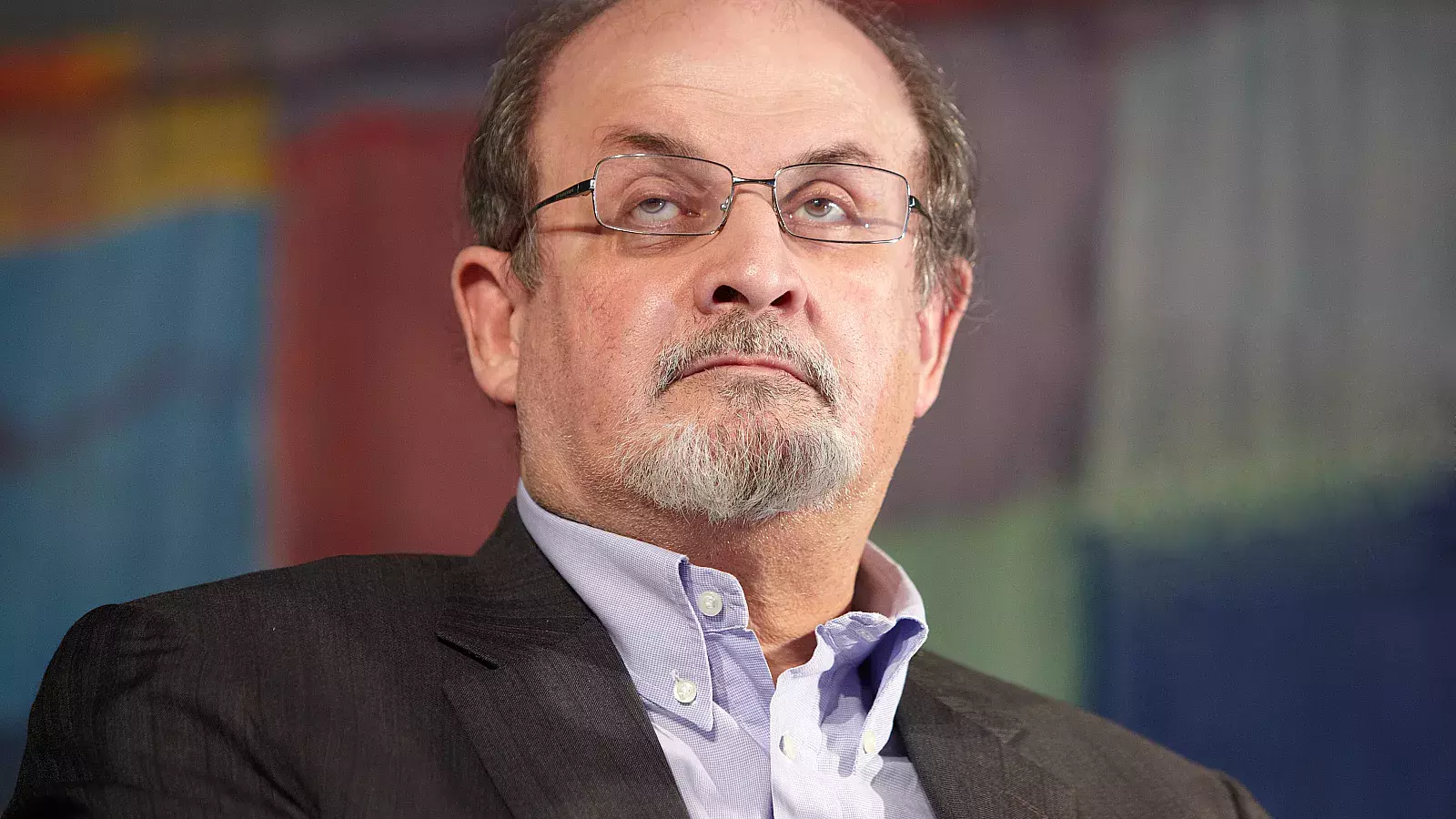 Escritor Salman Rushdie quedó con daños permanentes graves luego de ser apuñalado en agosto