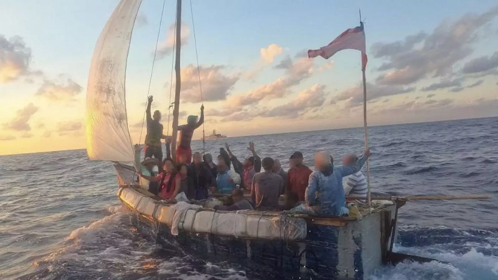 Embarcación rústica con migrantes cubanos
