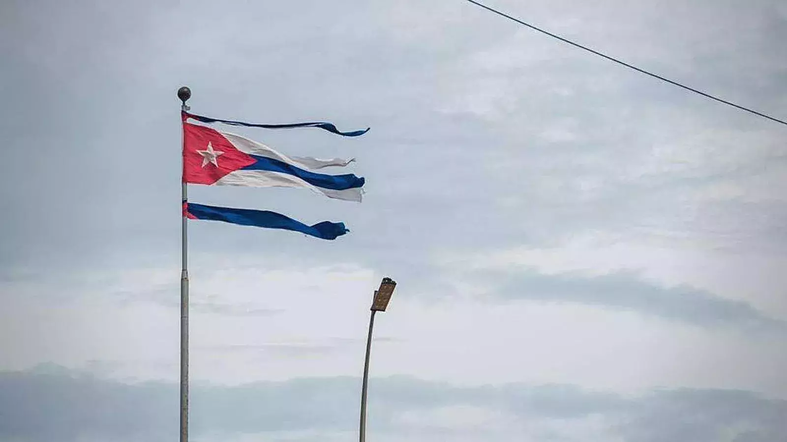 Bandera cubana destruida en huracán