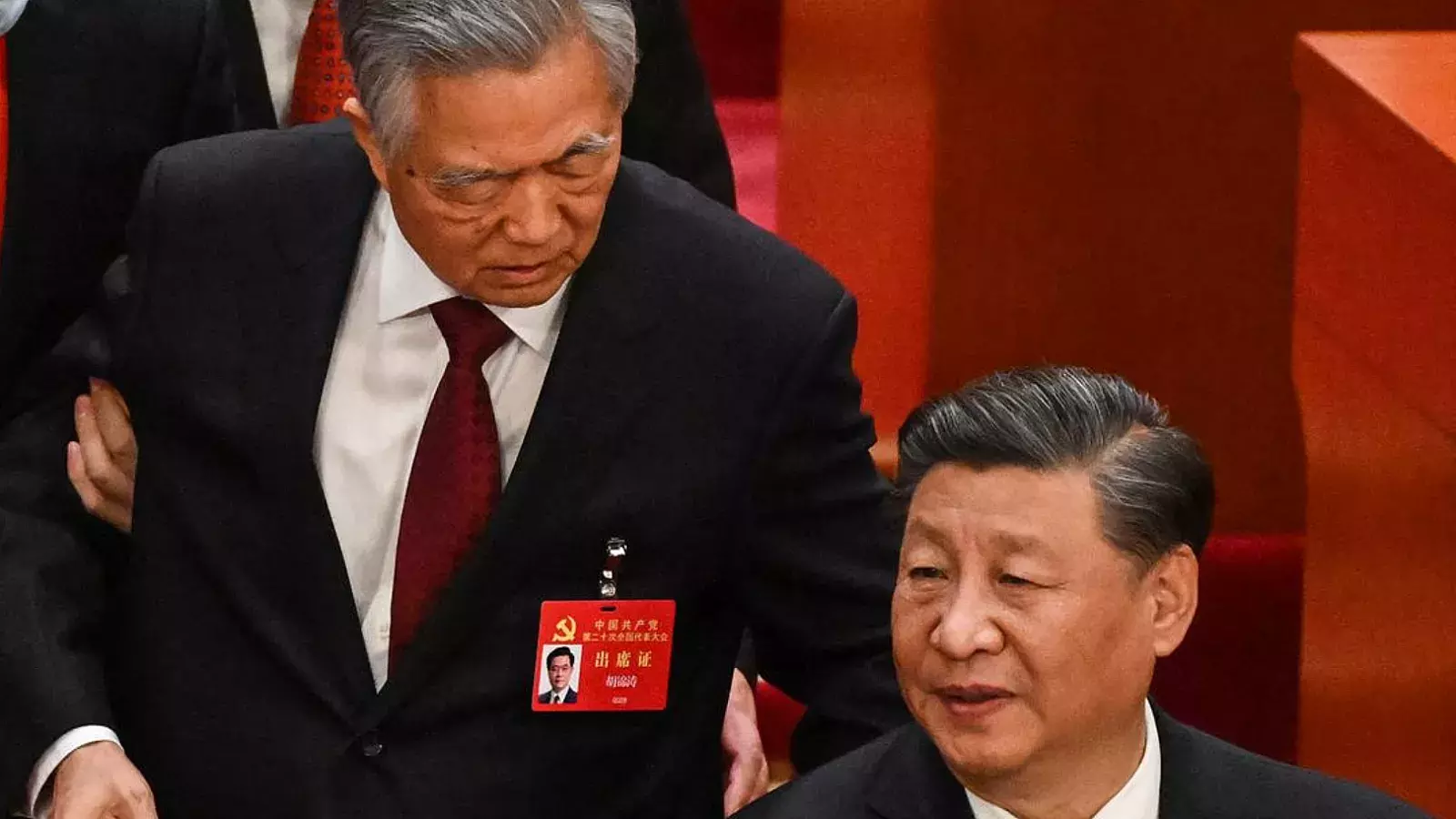 VIDEO: Momento en que el ex presidente chino Hu Jintao es expulsado del Congreso del Partido Comunista