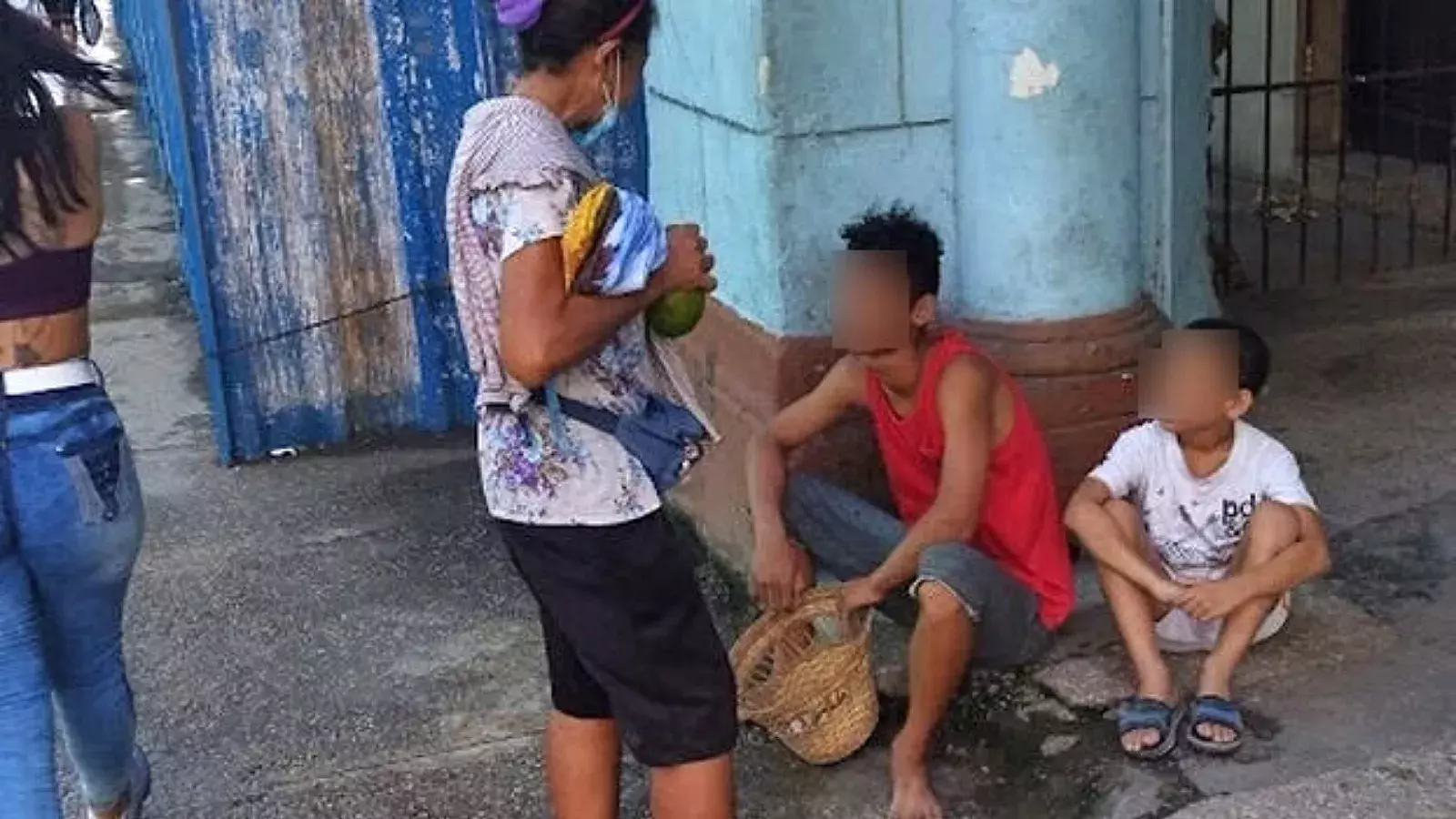 Niños piden dinero en Centro Habana