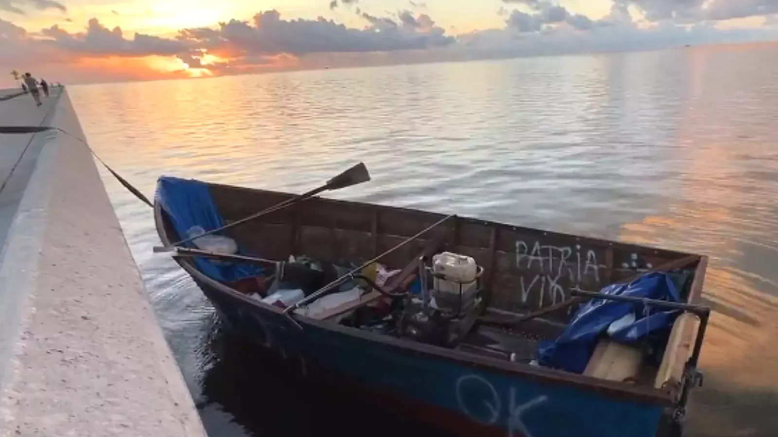 Desembarcan en Florida 21 cubanos en balsa con mensaje de “Patria y Vida”