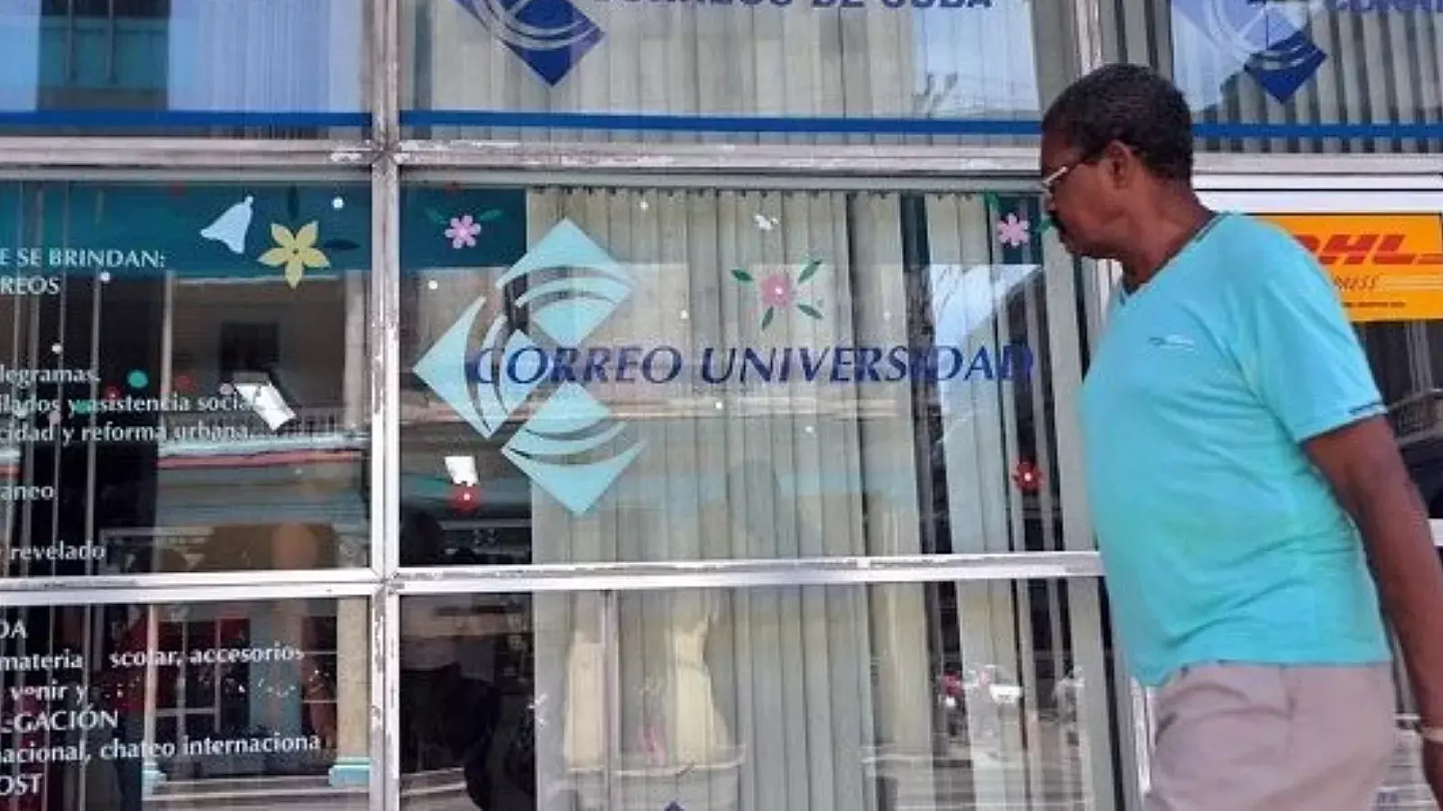 Un cubano camina frente a una oficina de Correos de Cuba